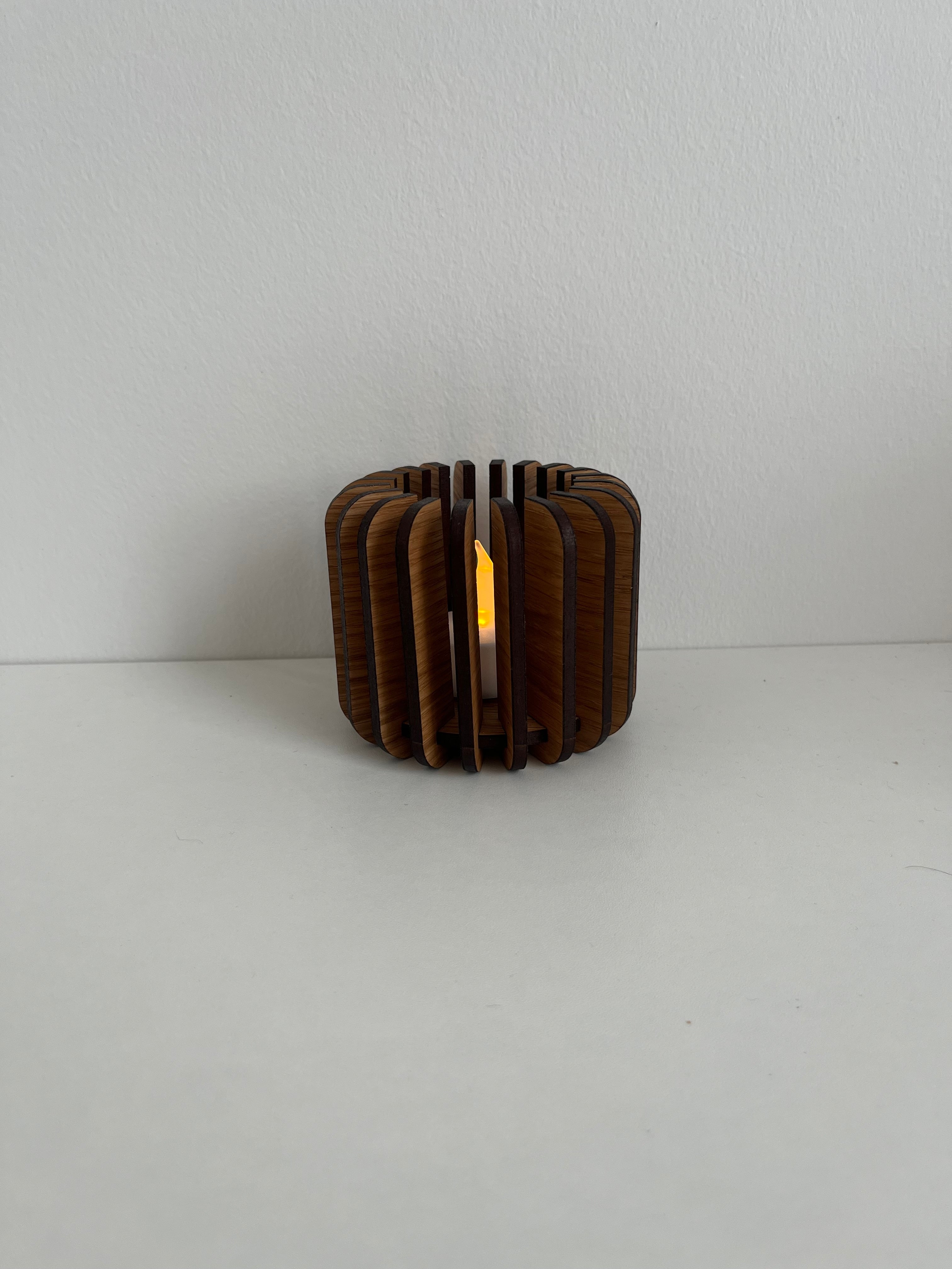 Lysestager i eg cylinder