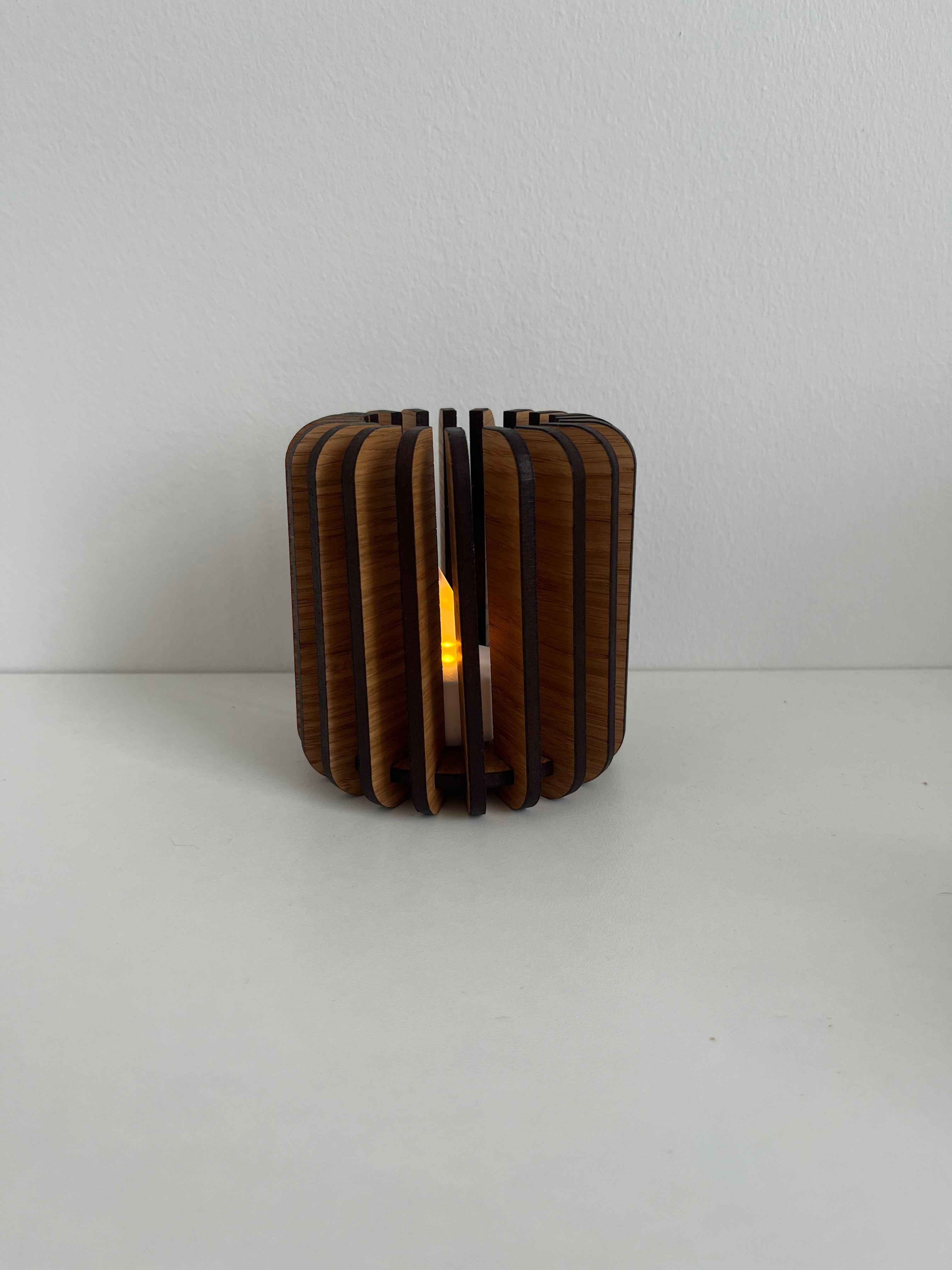 Lysestager i eg cylinder