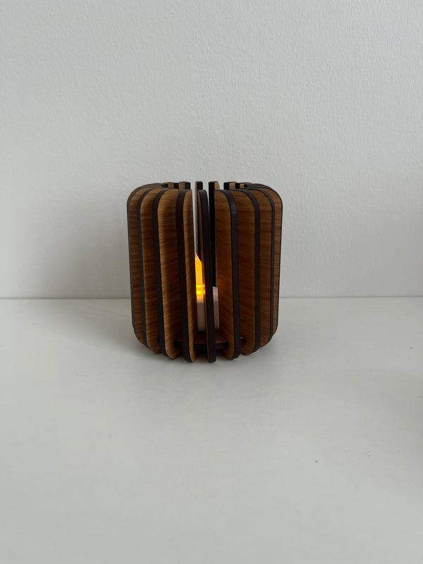 Lysestager i eg cylinder