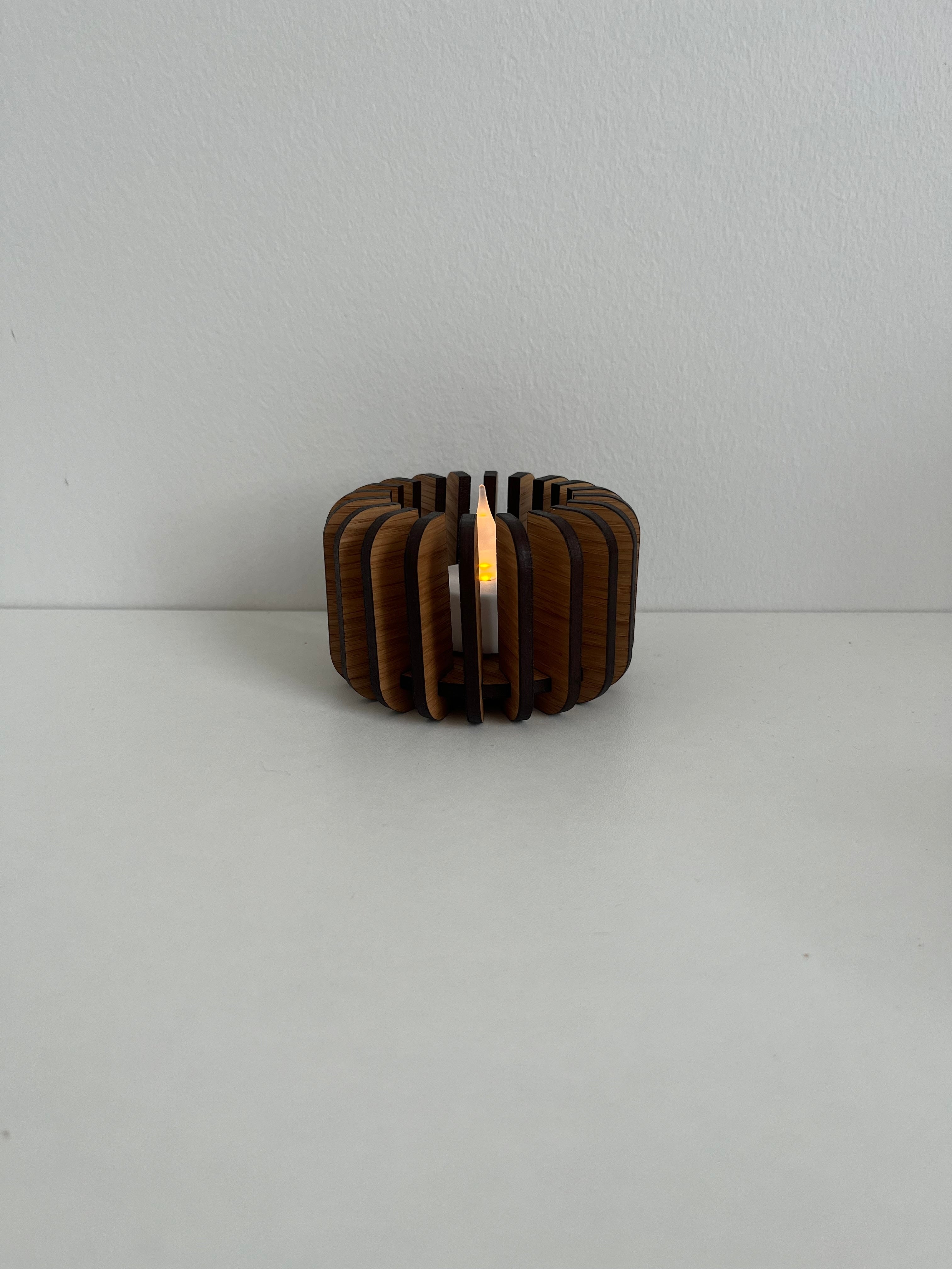 Lysestager i eg cylinder