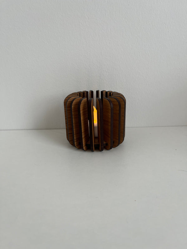 Lysestager i eg cylinder