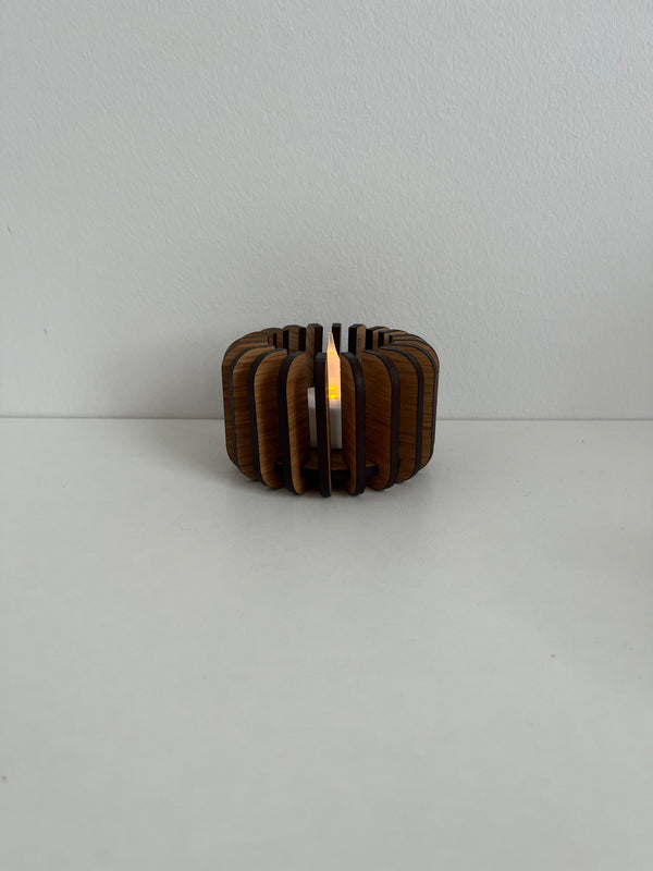 Lysestager i eg cylinder